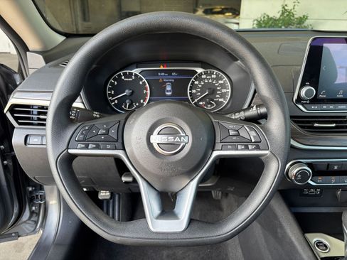 Used 2025 Nissan Altima 2.5 SV FWD image 29