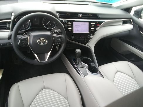 Used 2018 Toyota Camry SE image 10