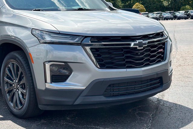 Used 2023 Chevrolet Traverse RS FWD image 2
