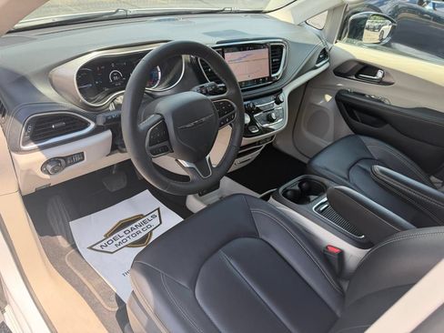Used 2024 Chrysler Pacifica Limited FWD image 13