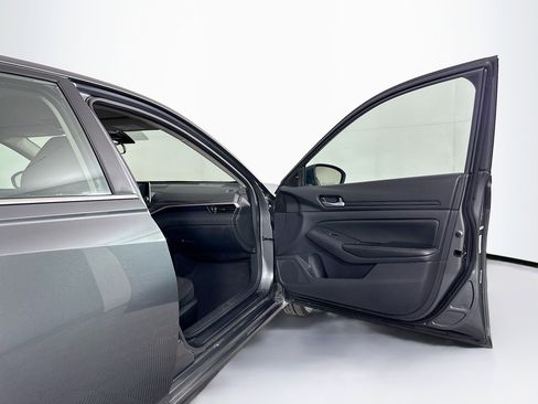 Used 2025 Nissan Altima 2.5 SV image 30