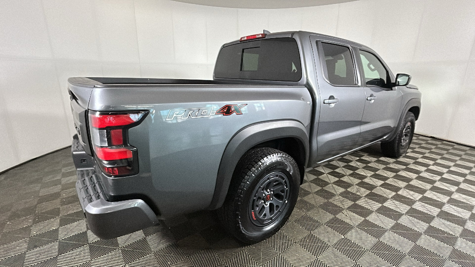 Used 2026 Nissan Frontier PRO-4X AWD/4WD image 3