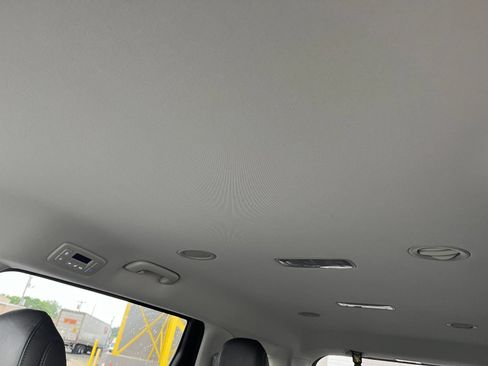 Used 2026 Kia Carnival FWD image 32