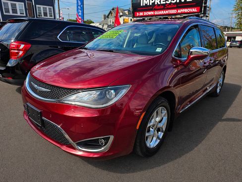 Used 2017 Chrysler Pacifica Limited FWD image 2