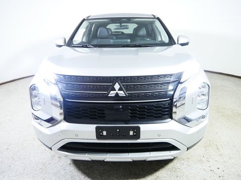 Used 2024 Mitsubishi Outlander SE image 2