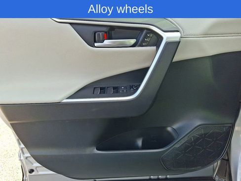 Used 2019 Toyota RAV4 Limited image 15