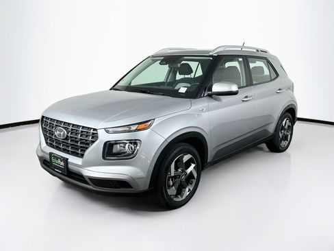 Used 2025 Hyundai Venue SEL FWD image 3