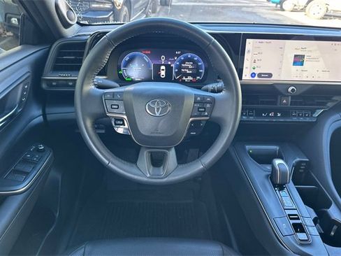 Used 2023 Toyota Crown Limited image 17