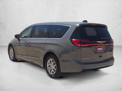 Used 2025 Chrysler Pacifica Select FWD image 8