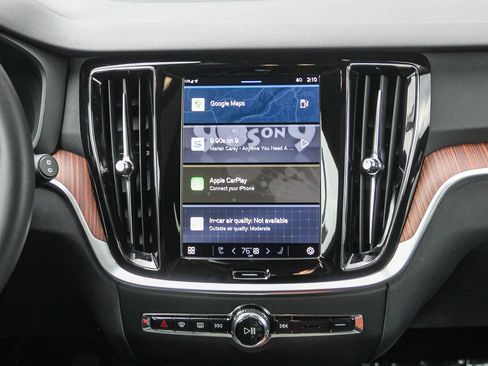 Used 2025 Volvo V60 B5 Cross Country Plus image 15