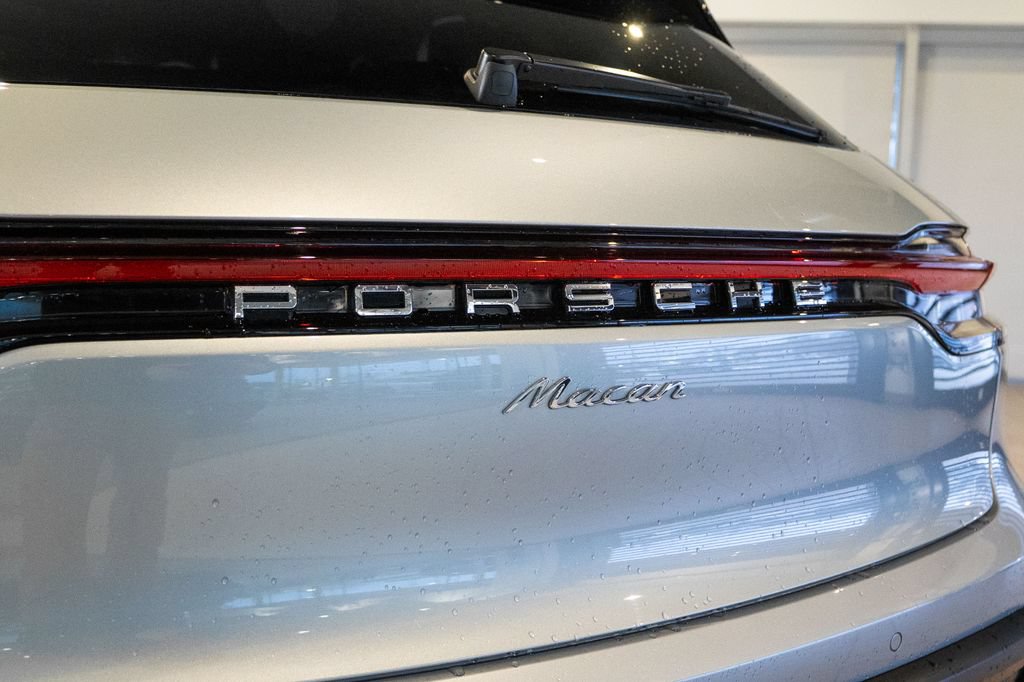 Certified 2025 Porsche Macan AWD/4WD image 14