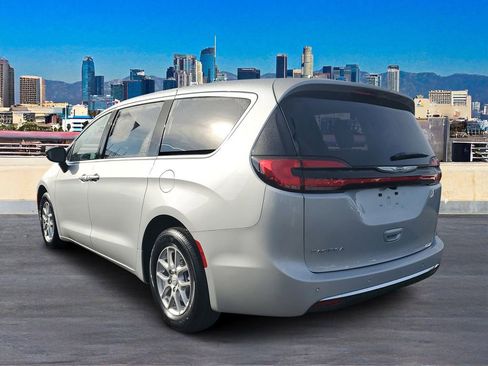 New 2026 Chrysler Pacifica Select image 5