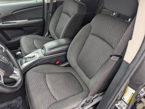 Used 2019 Dodge Journey SE image 11