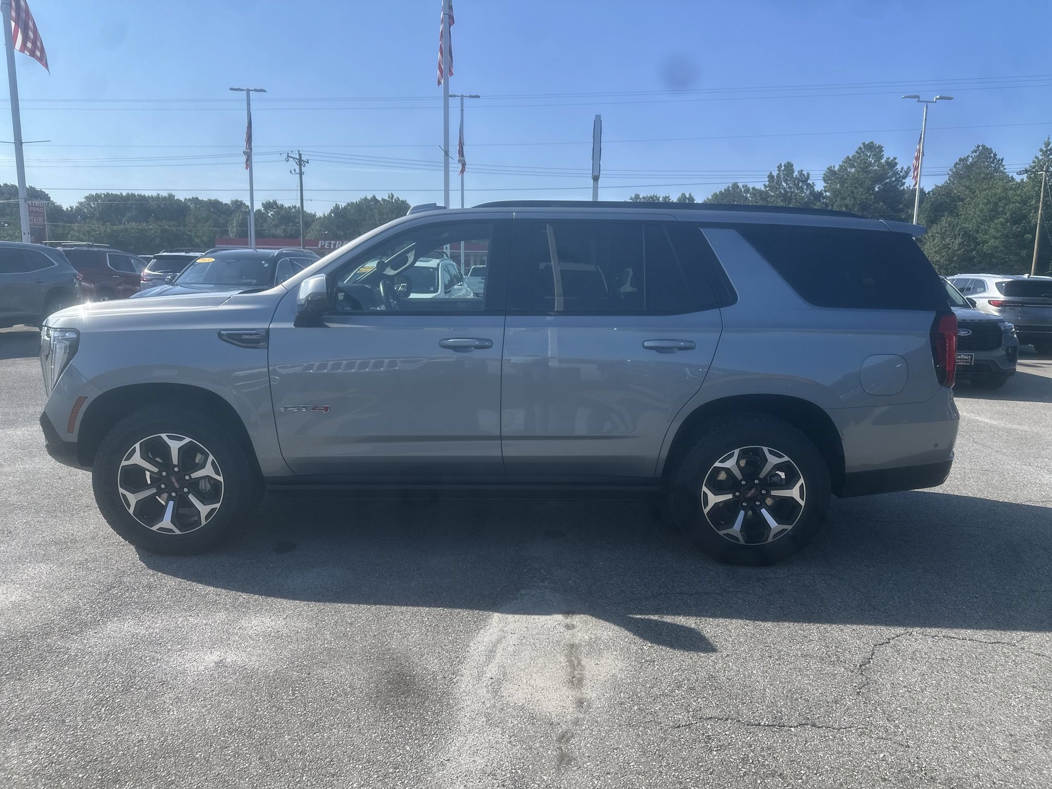 Used 2025 GMC Yukon AT4 w/ AT4 Premium Plus Package AWD/4WD image 2