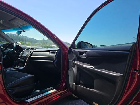 Used 2017 Toyota Camry SE w/ Protection Package (Q2) FWD image 25