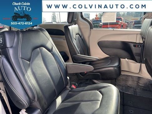 Used 2024 Chrysler Pacifica Touring-L image 27