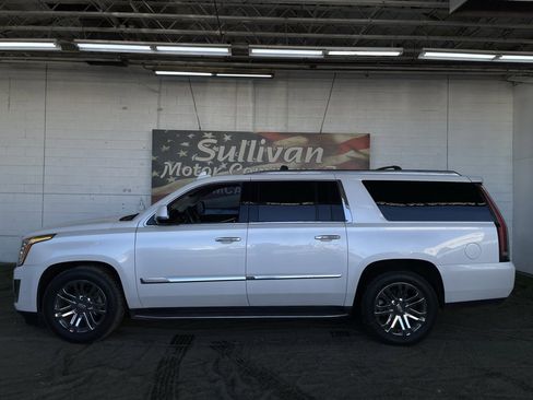 Used 2017 Cadillac Escalade ESV Base image 2