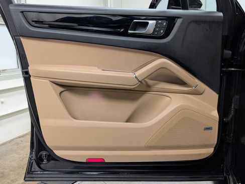 Used 2022 Porsche Cayenne image 13