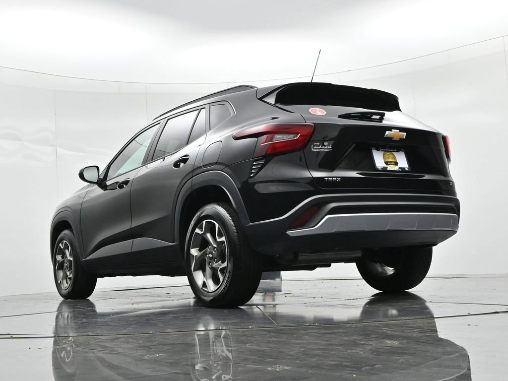 Used 2025 Chevrolet Trax LT FWD image 19