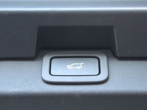 Used 2019 Land Rover Discovery SE image 23