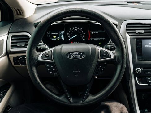 Used 2018 Ford Fusion SE FWD image 23