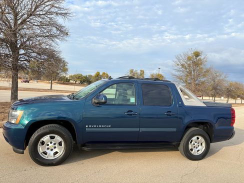 Used 2007 Chevrolet Avalanche LT w/ LT Preferred Equipment Group image 3