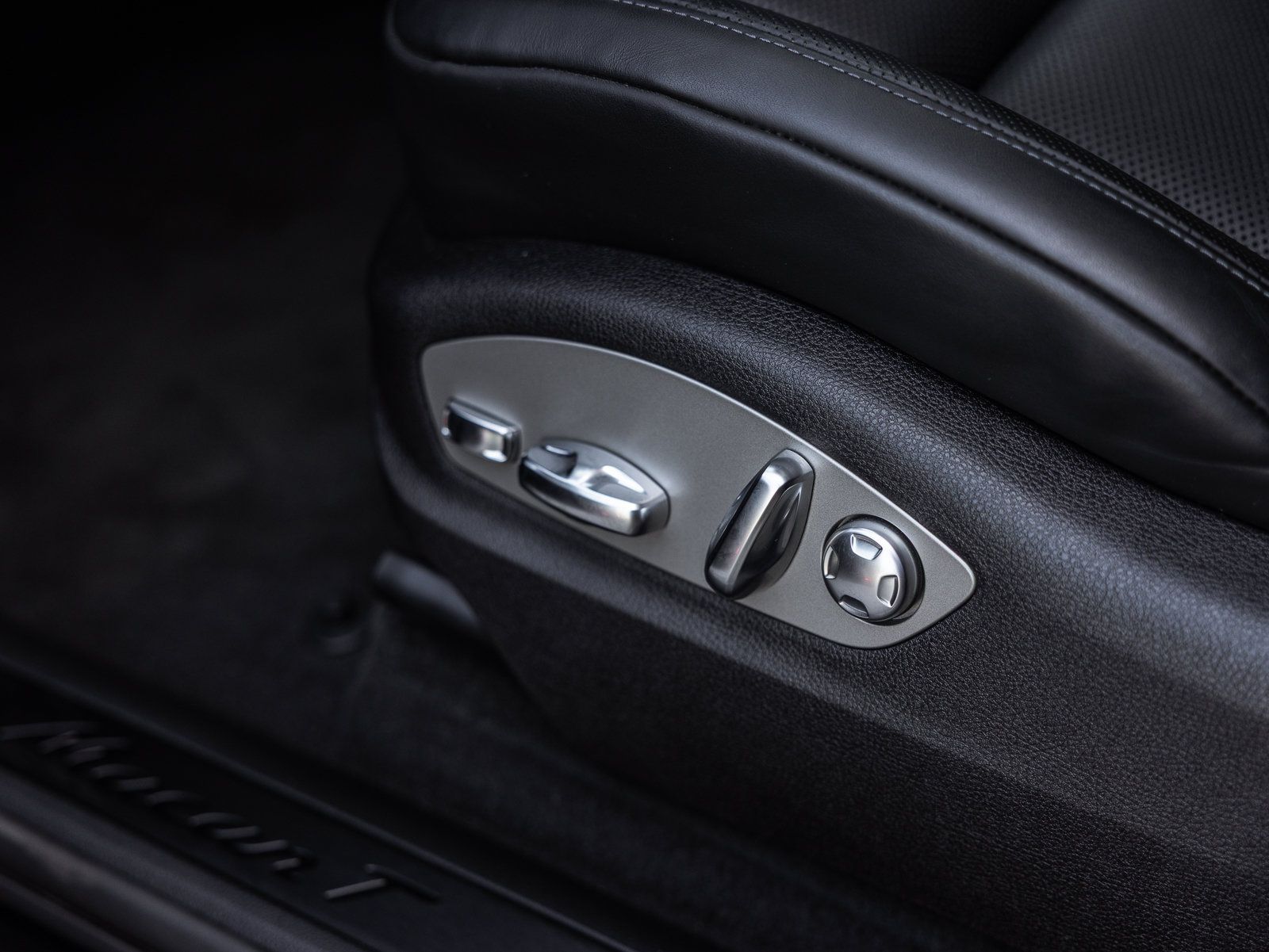 Certified 2026 Porsche Macan Turbo AWD/4WD image 16
