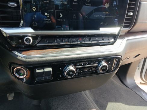 Used 2025 GMC Sierra 1500 SLT AWD/4WD image 16