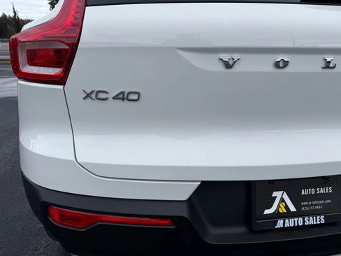 Used 2020 Volvo XC40 T5 Momentum w/ Protection Package Premier image 15