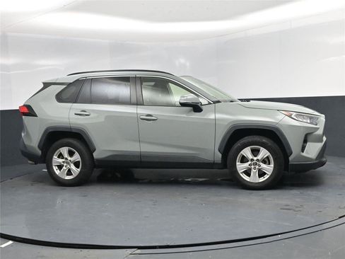 Used 2019 Toyota RAV4 XLE w/ Convenience Package image 2