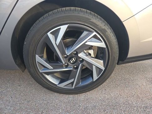 Used 2025 Hyundai Elantra Limited image 19