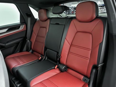 Used 2025 Porsche Cayenne AWD/4WD image 20