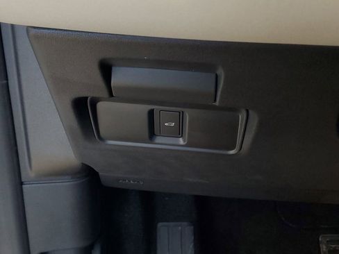 Used 2025 Land Rover Discovery Sport S image 16