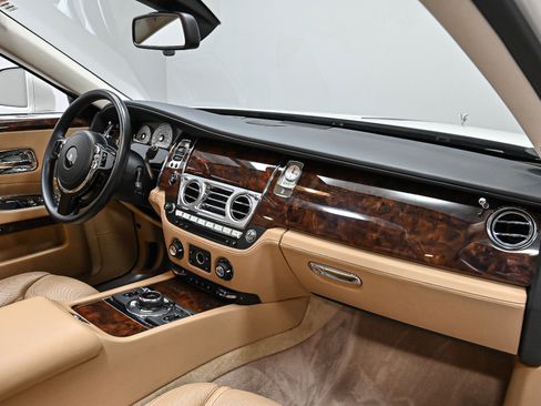 Used 2017 Rolls-Royce Ghost image 39