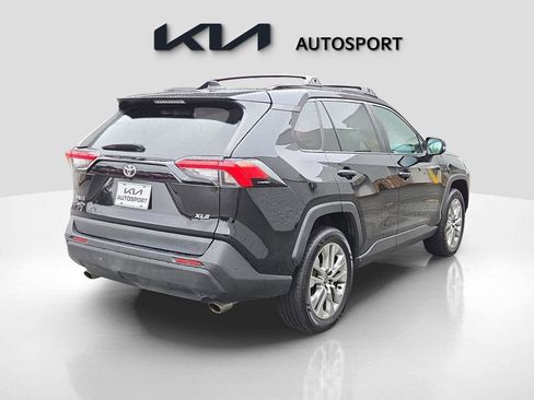 Used 2021 Toyota RAV4 XLE Premium image 8
