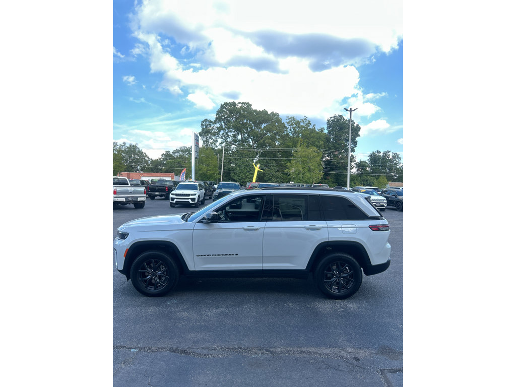 New 2027 Jeep Grand Cherokee Altitude AWD/4WD image 4
