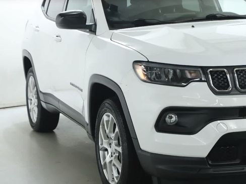 Used 2024 Jeep Compass Latitude AWD/4WD image 8