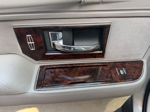 Used 1992 Lincoln Town Car Signature RWD image 16