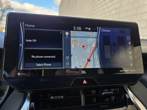 Used 2022 Toyota Venza XLE image 57