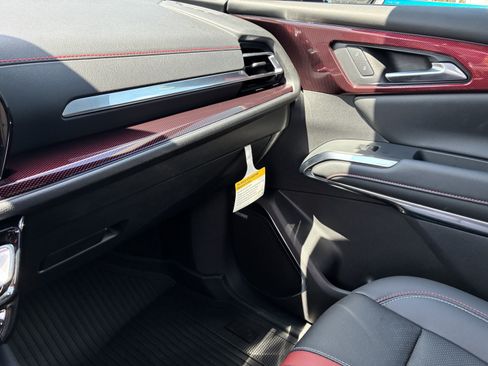 Used 2026 Chevrolet Traverse RS FWD image 39