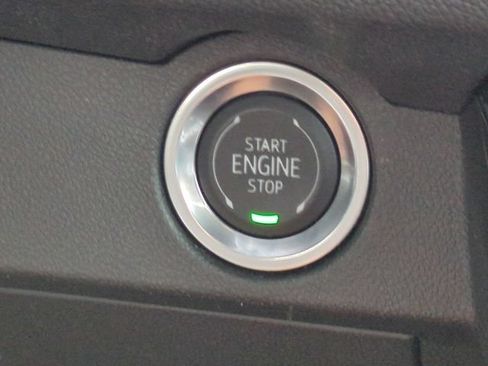 Used 2025 Chevrolet Traverse LT FWD image 35