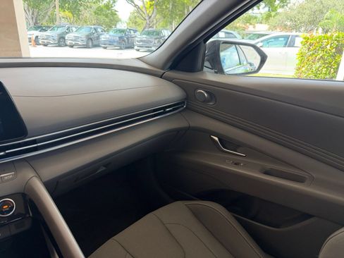 Used 2025 Hyundai Elantra SEL FWD image 31