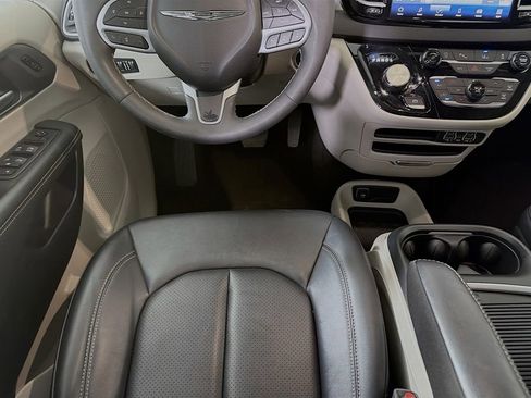 Used 2024 Chrysler Pacifica Touring-L image 25
