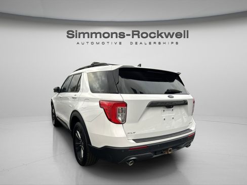 Used 2021 Ford Explorer XLT w/ Equipment Group 202A image 4