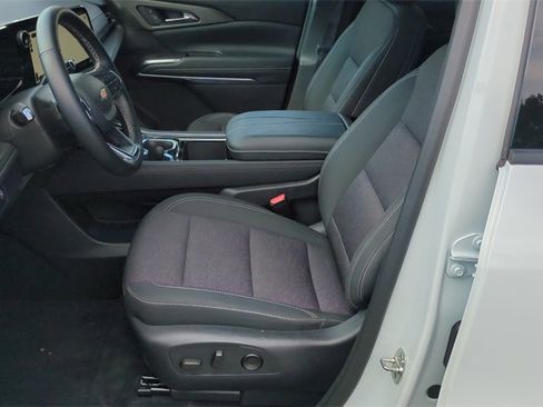 Used 2025 Chevrolet Traverse LT image 10