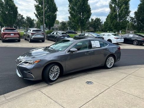 Used 2018 Lexus ES 350 w/ Luxury Package w/Wood Trim FWD image 3