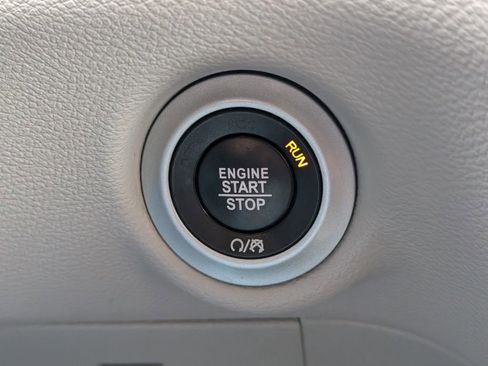 Used 2018 Chrysler Pacifica L image 16