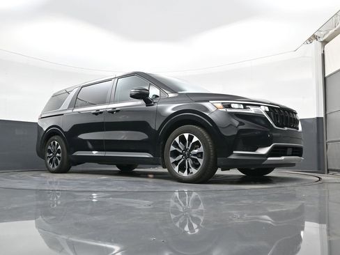 Used 2022 Kia Carnival EX image 16