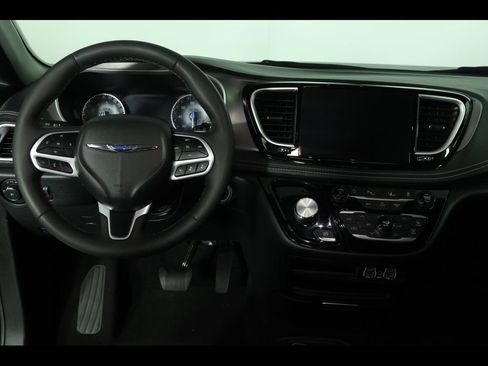 Used 2025 Chrysler Pacifica Select FWD image 16