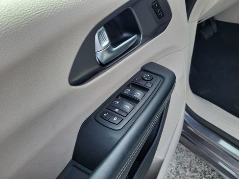 Used 2023 Chrysler Pacifica Touring-L FWD image 22